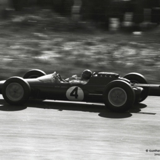 Dans les dunes de Zandwoort...
A noter, la position presque couché de Jim Clark dans la Lotus 25